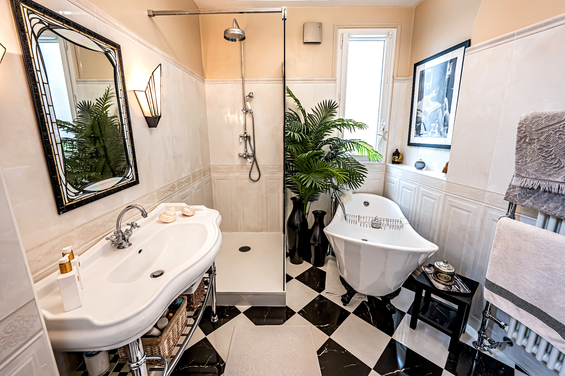Salle de bain rétro carrelage damier
