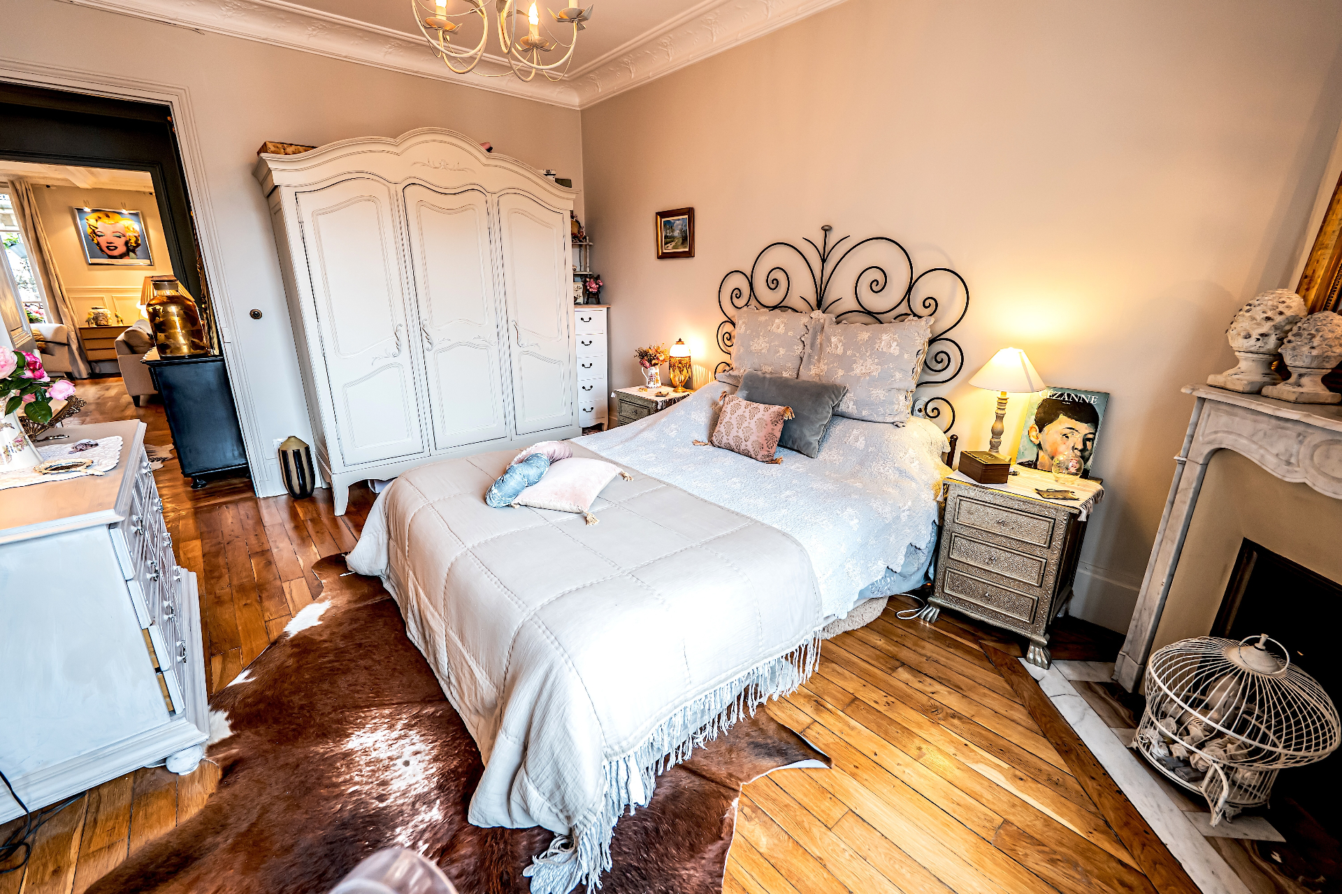Chambre romantique avec armoire ancienne