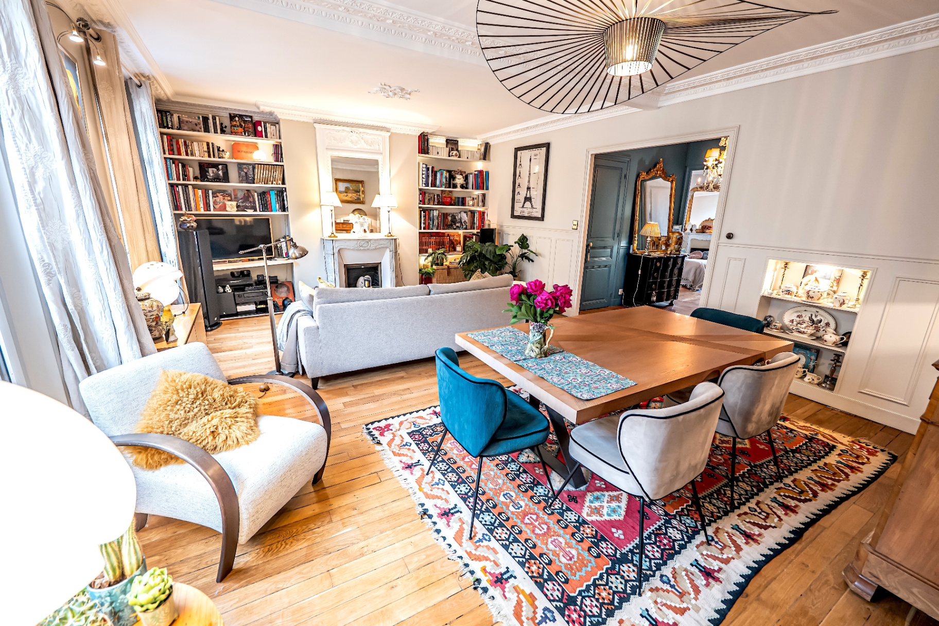 Salon et salle à manger d'un appartement parisien